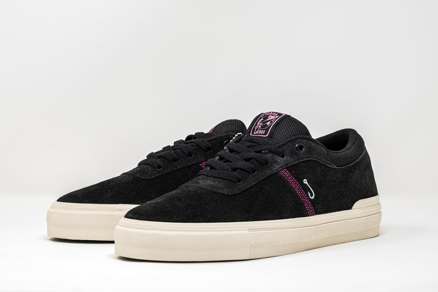 „Pari“ Black on White